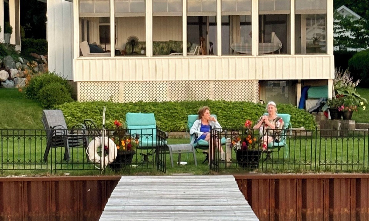 Macatawa House | Charming waterfront cottage right on Lake Macatawa