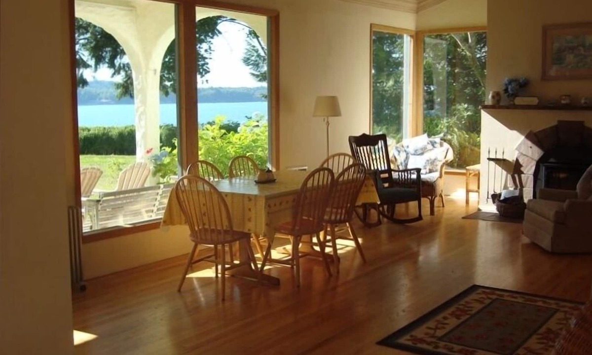 Kingston House | Charming Waterfront Home with Gorgeous View