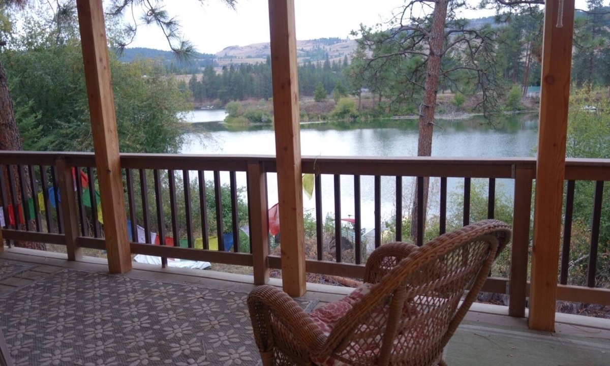 Republic Cabin | Charming Waterfront Pine Cabin on Curlew Lake