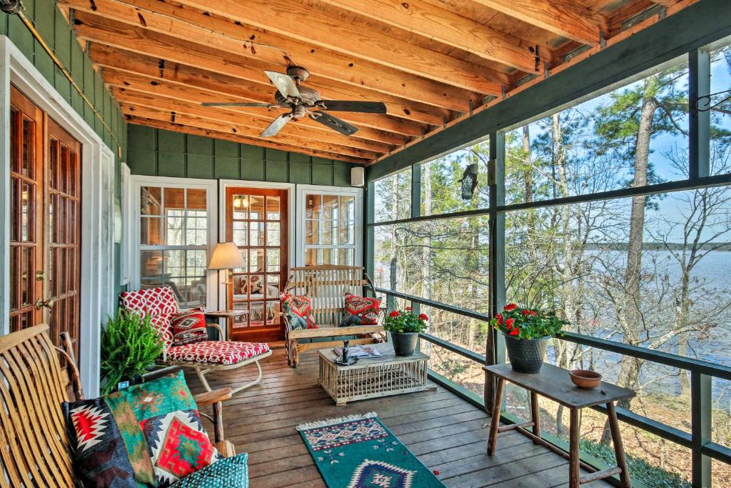 Ridgeway House | Charming Waterfront Ridgeway Cabin with Dock!