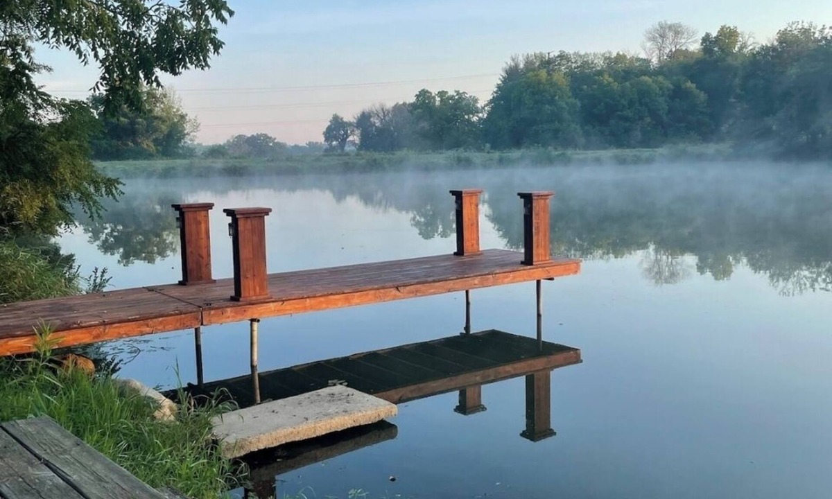 Norwalk Cabin | Charming Waterfront Tiny House & Sauna Near Des Moines