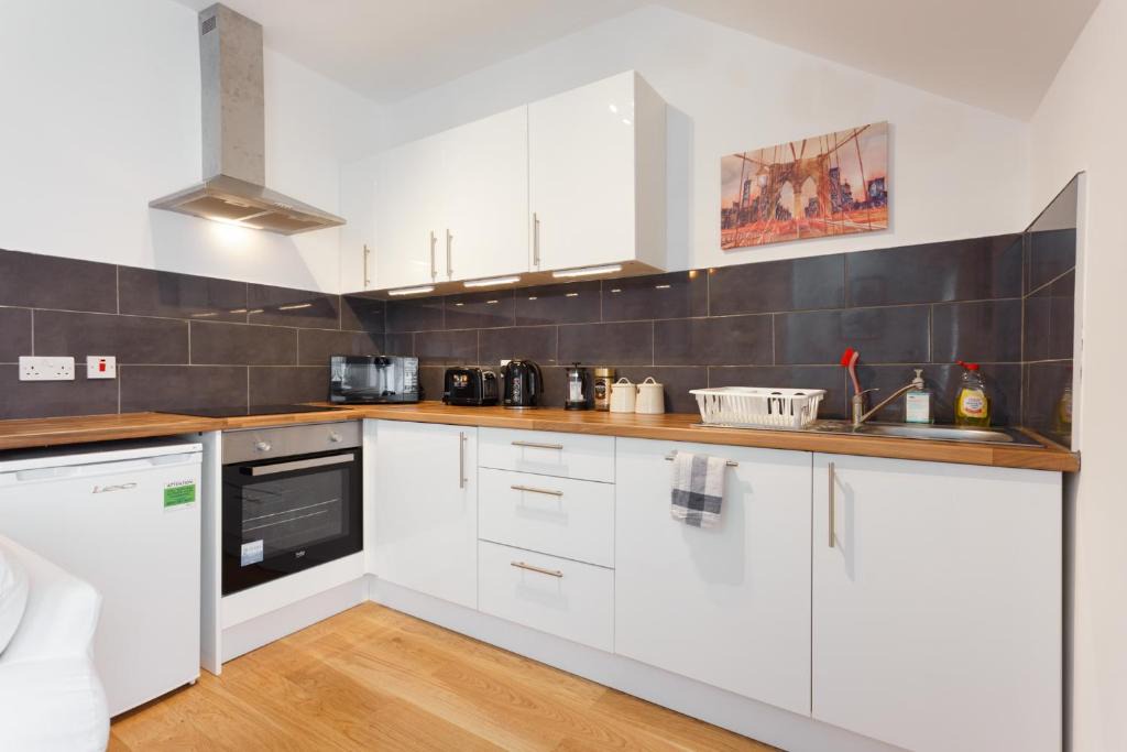 Bournemouth City Centre Apartment | Charming, Well-Equipped Apt - 5 Minutes From Beach