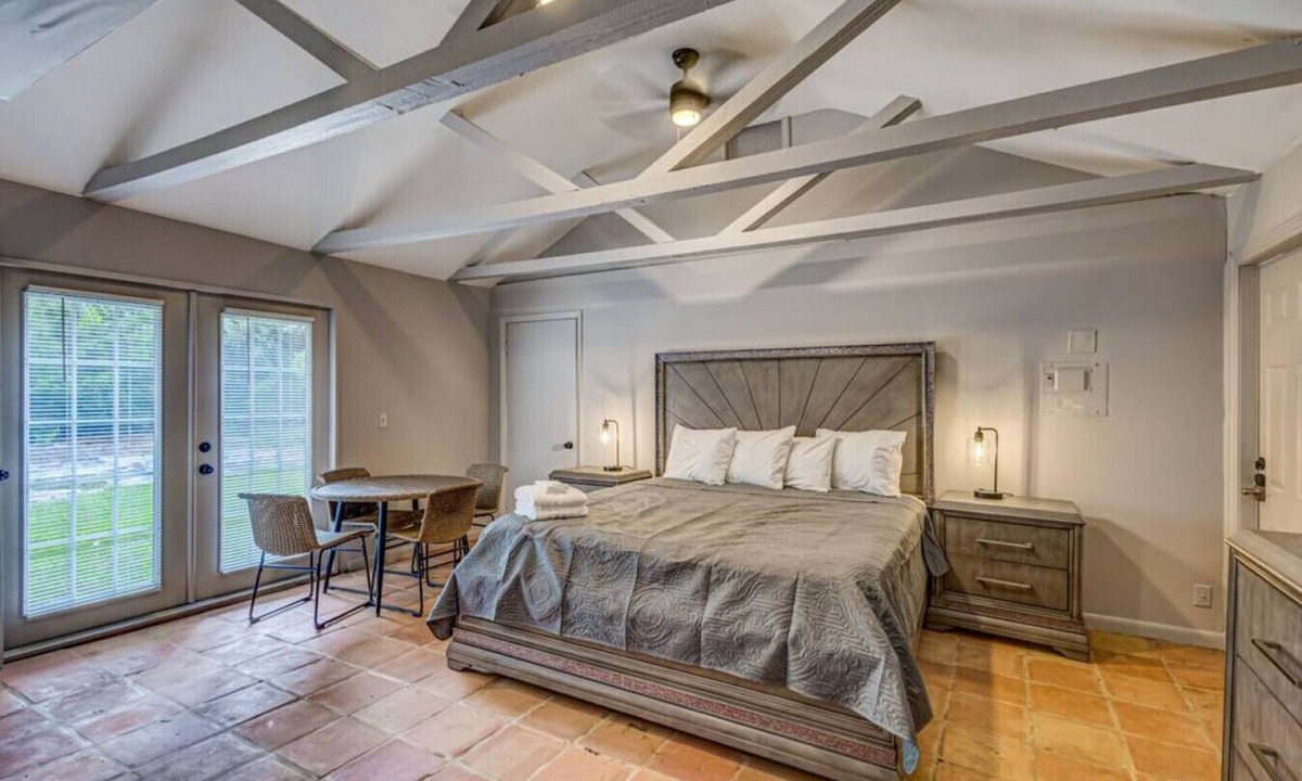 Pinewood Park House | Charming West Palm Beach Studio Suite