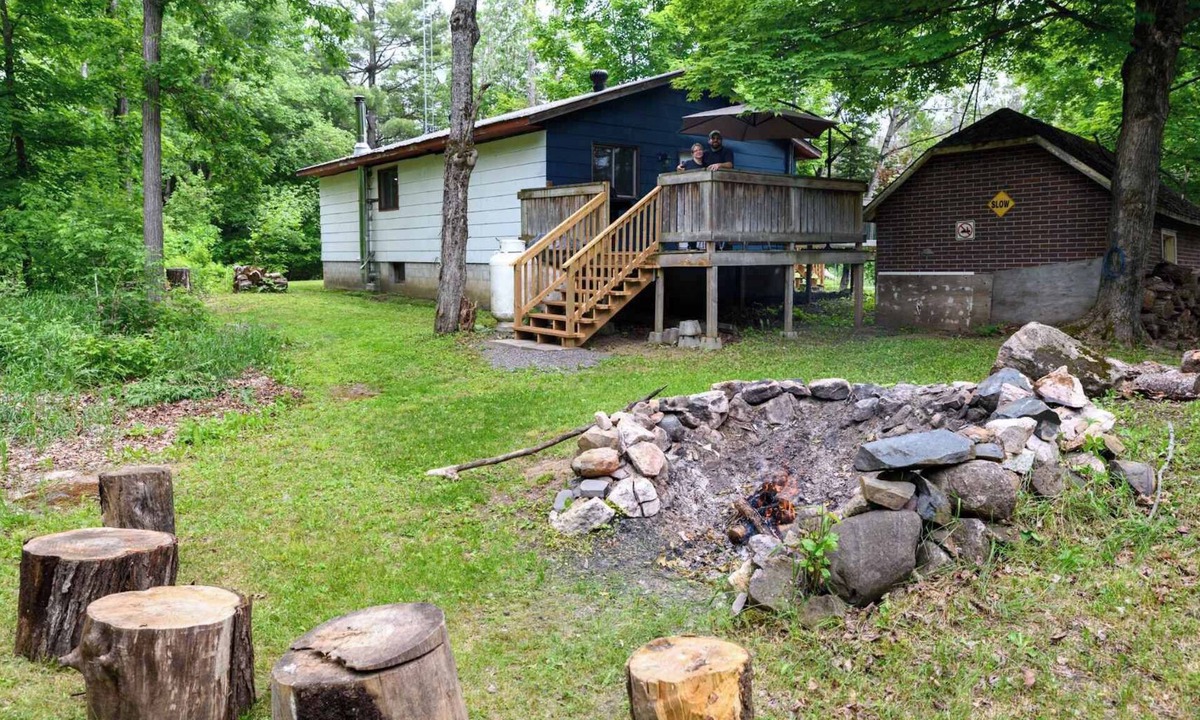 Mississippi Mills House | Charming Winter Cabin Retreat with Patio & Firepit
