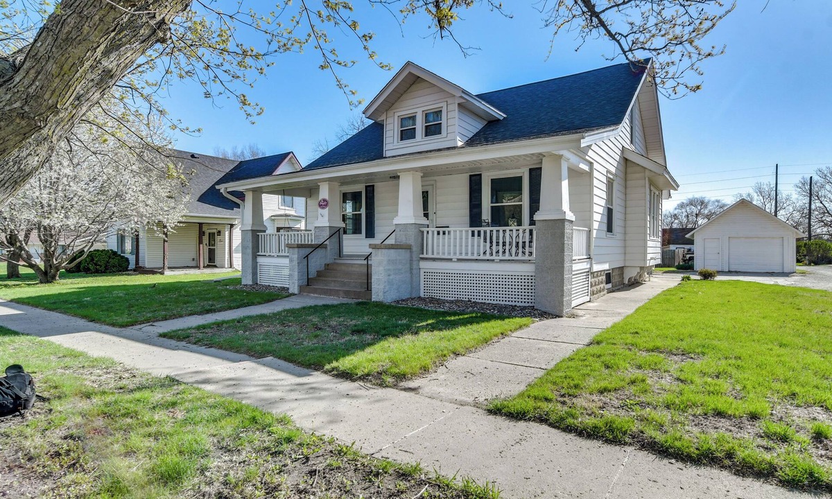 Winterset House | Charming Winterset Vacation Rental w/Yard & Patio