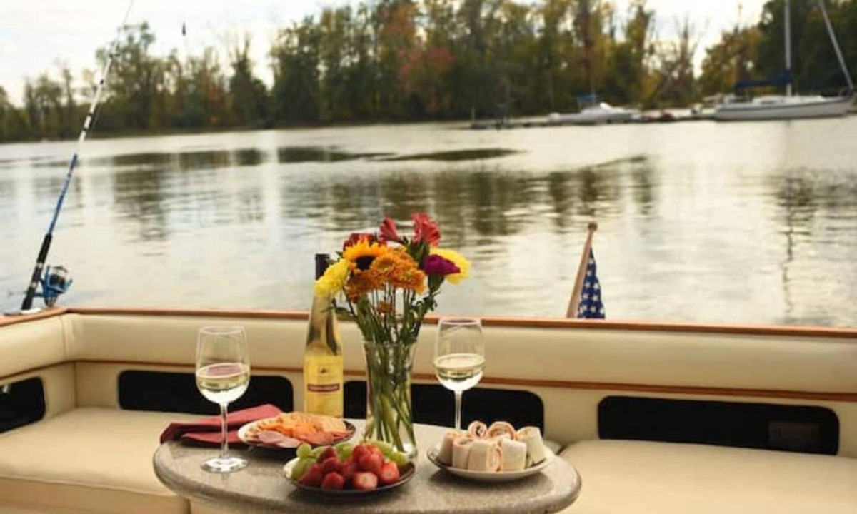 Catskill Boat Rental | Charming Yacht on Catskill Creek