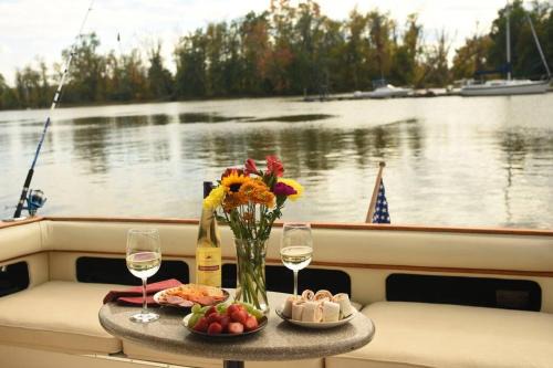 Catskill Boat Rental | Charming Yacht on Catskill Creek