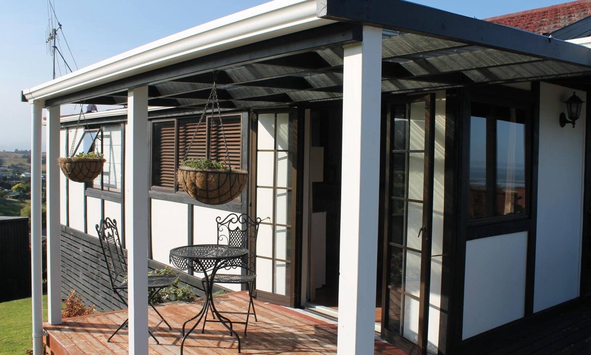 Thames Bed & Breakfast | Chartre' Manor Bed & Breakfast