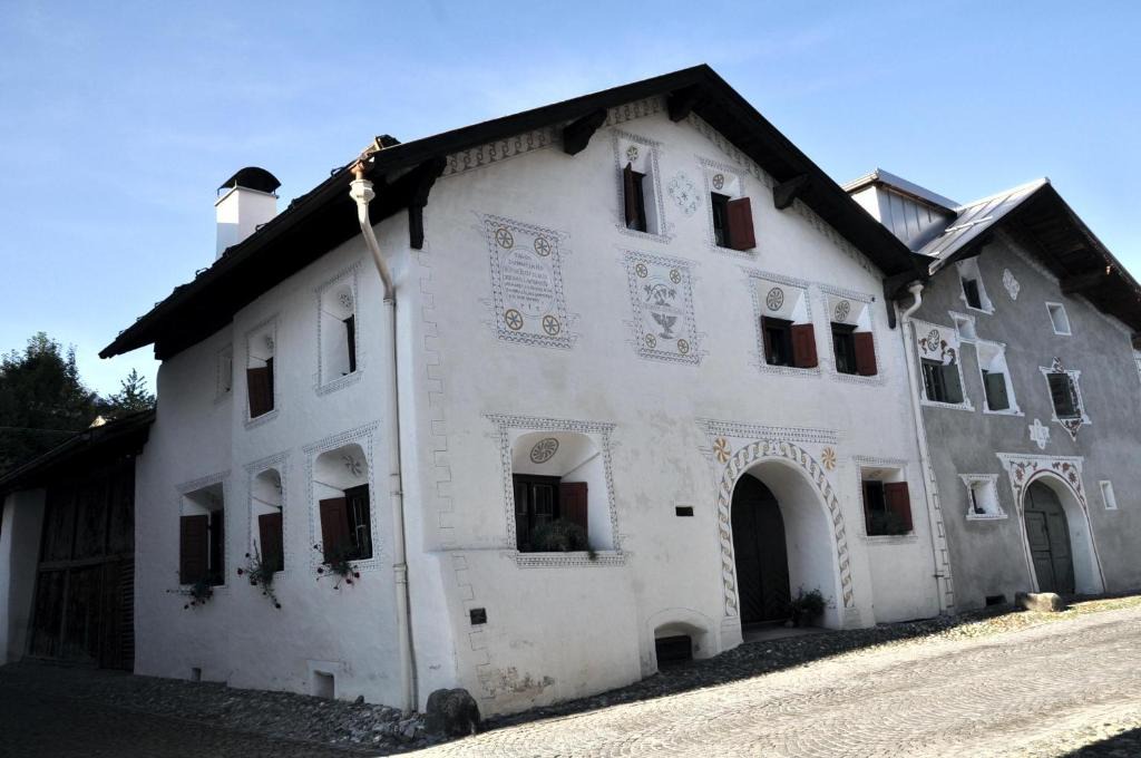 Engadin Scoul House | Chasa Schombrina