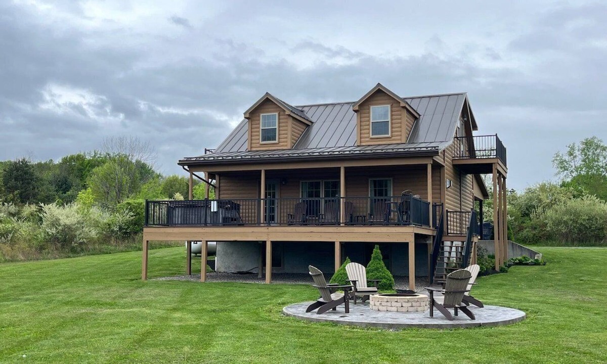 Himrod Cabin | Chateau: 3 bedroom cabin with hot tub, pool table, lake view