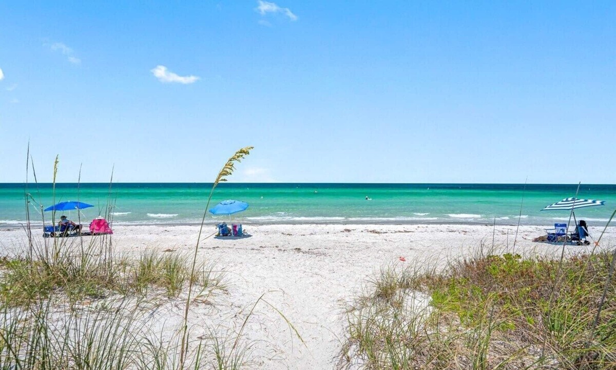 Belleair Beach Condo | 🌊Chateau 3E - Beach front complex! Pool is Closed🌊