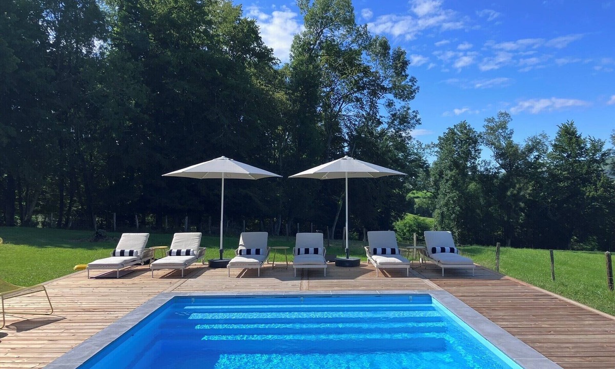 Arette Bed & Breakfast | Chateau: 4-bedroom bed & breakfast with pool in Arette.