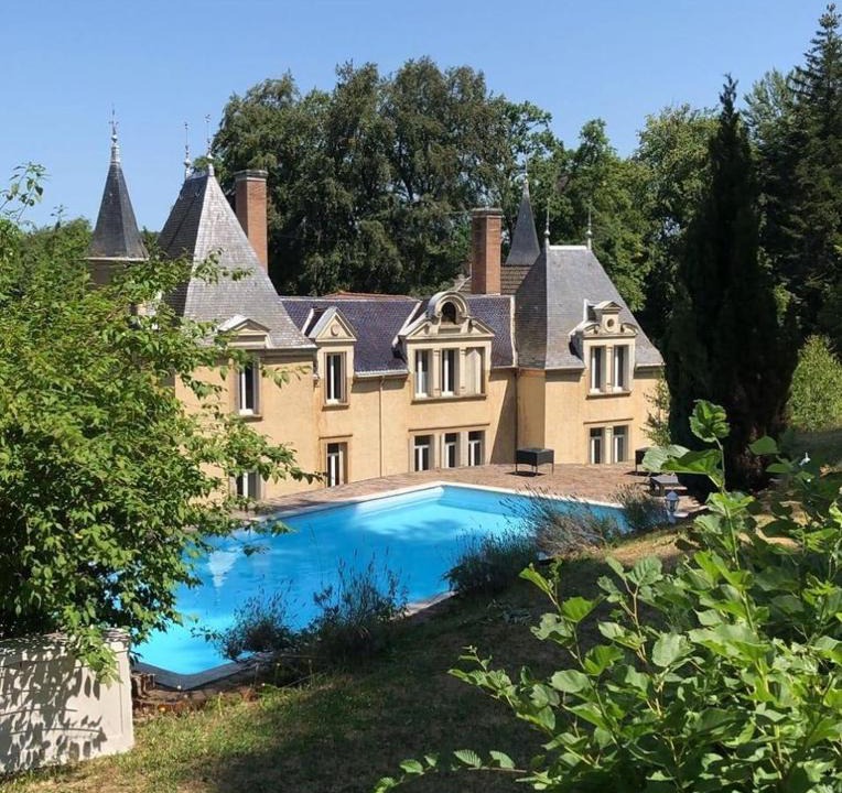 Villeneuve-de-Marc Bed & Breakfast | Chateau de Bonnevaux