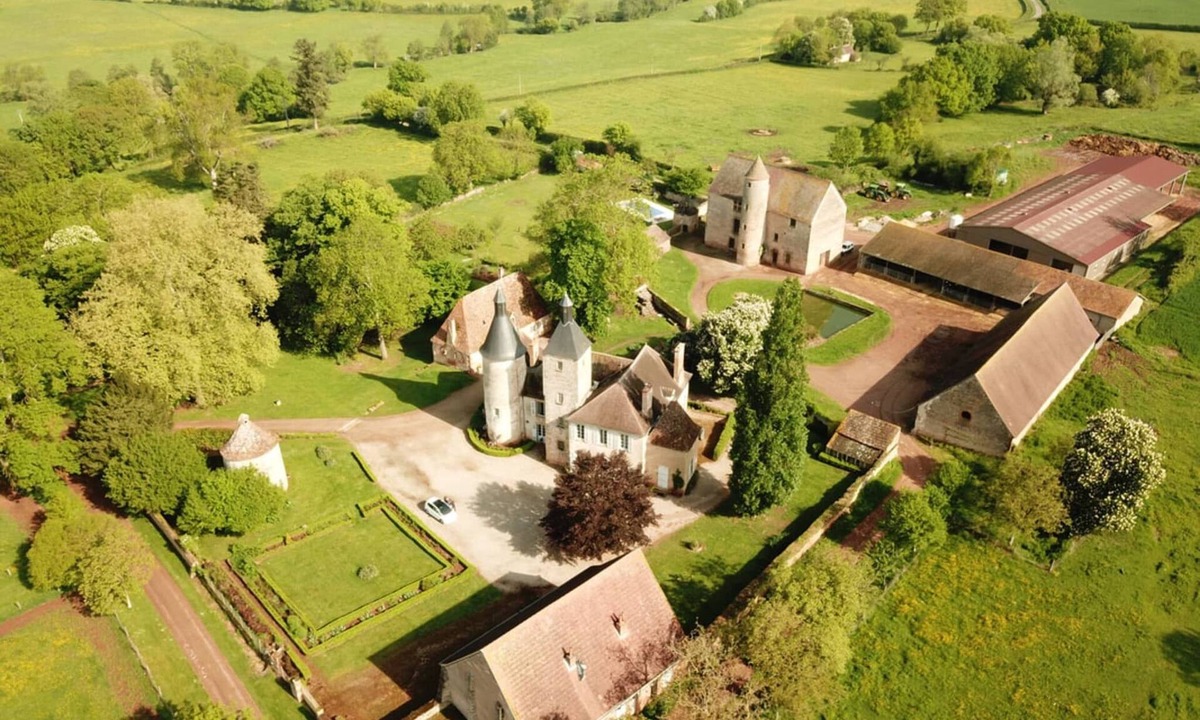 Saint-Menoux Bed & Breakfast | Chateau De Clusors