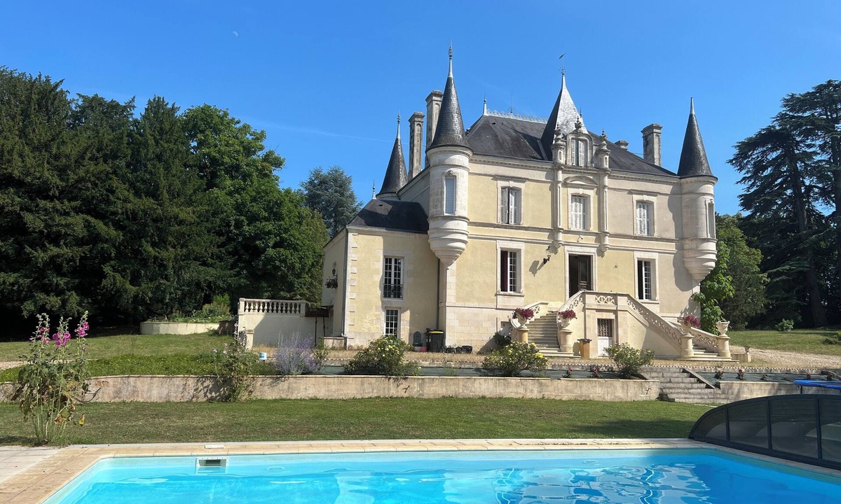 Salles-en-Toulon Other | Chateau de la Brillere