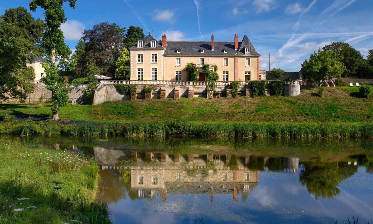 Nazelles-Negron Apartment | Chateau de la Huberdiere