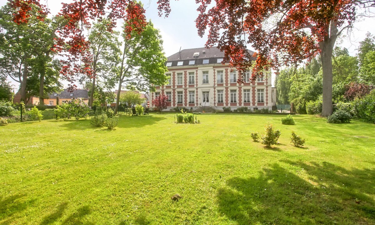 Aire-sur-la-Lys House | Chateau de Moulin le Comte, 4 EPIS GDF Bed and breakfast tables