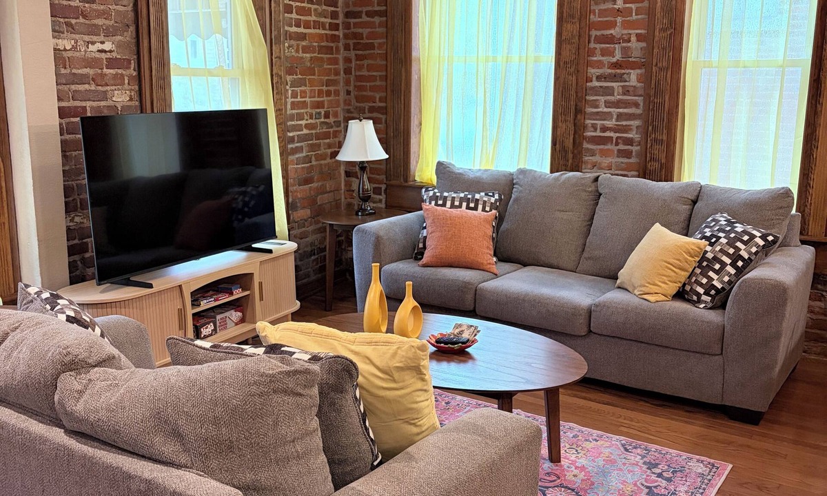 Warrensburg Apartment | Chateau Du Burg-Historic 1bd, downtown, dog friendly, free breakfast and coffee
