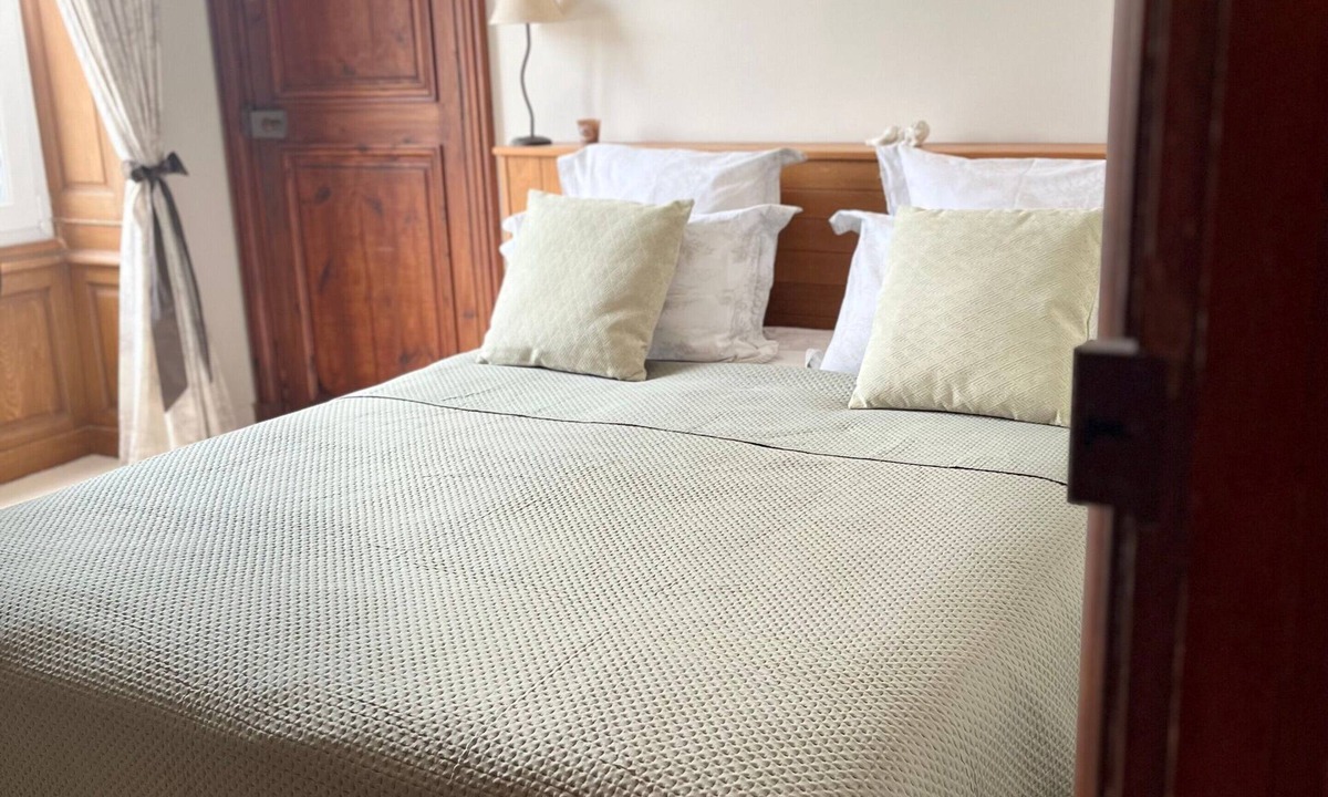 Saint-Mars-du-Desert Bed & Breakfast | Château du Perray – Princess Room with Park View and Shared Pool