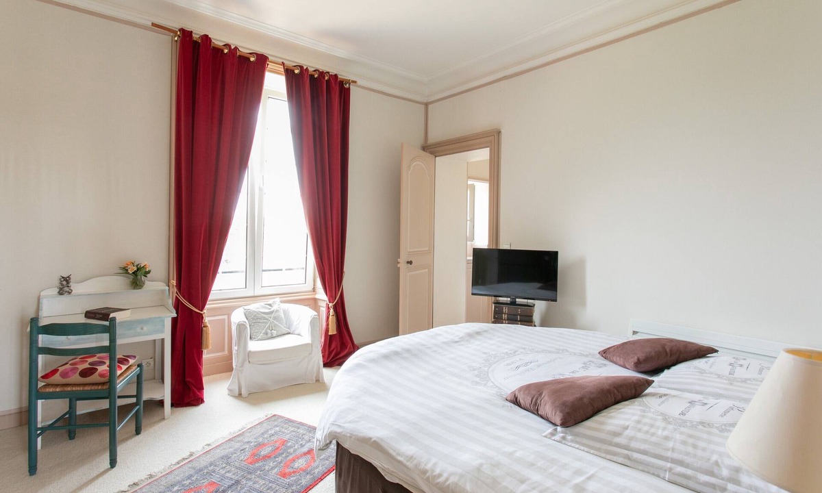 Saint-Mars-du-Desert Bed & Breakfast | Château du Perray - Queen Room - Round Bed with Shared Pool
