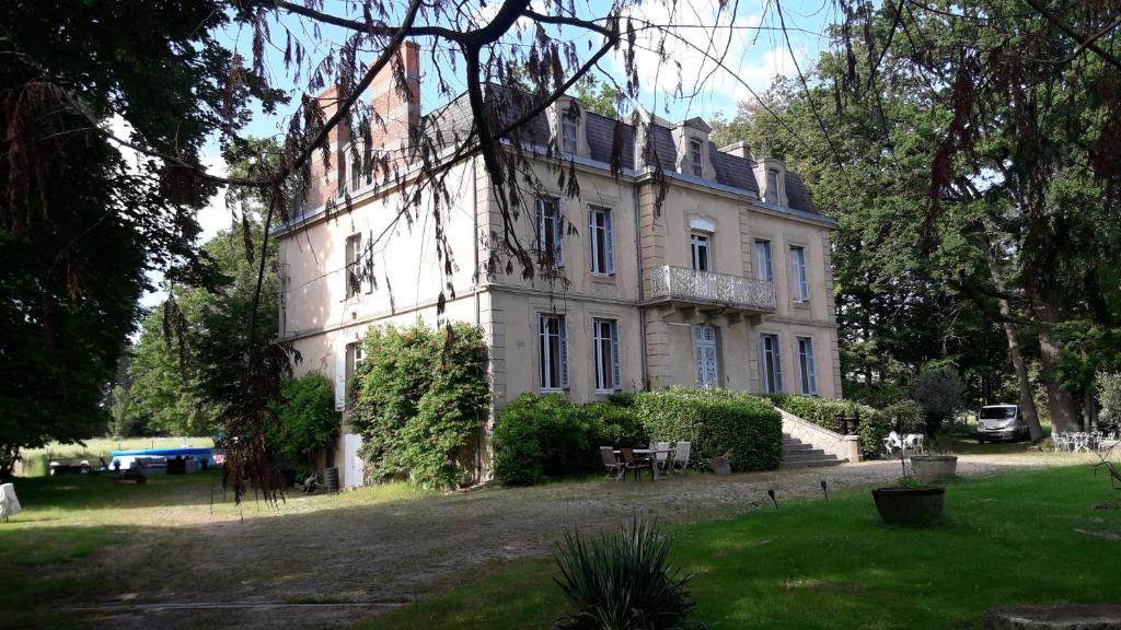 Bourbon-l'Archambault Bed & Breakfast | Chateau du Grand Lucay