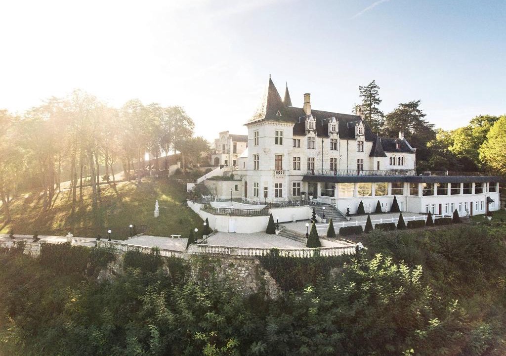 Chenehutte-Treves-Cunault Hotel | Chateau Le Prieuré Saumur - La Maison Younan