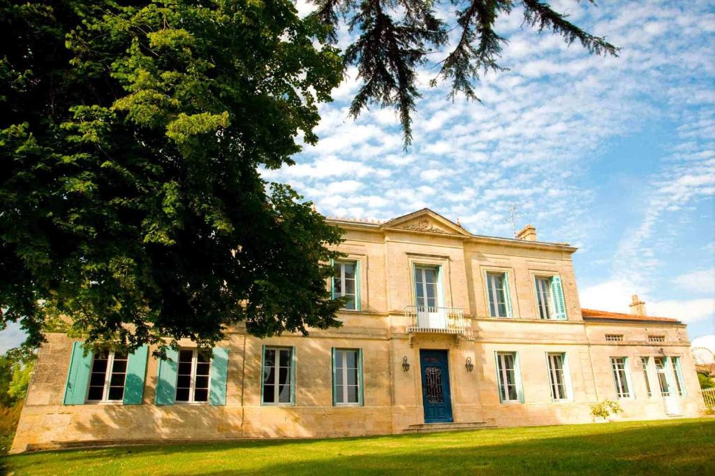 Saint-Ciers-de-Canesse Bed & Breakfast | Chateau Rousselle