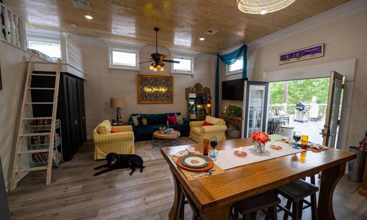 New Iberia Cottage | Chateau Royale, 5 STARS Havin Fun On Da Bayou, Downtown, 2BRM-2BATH+LOFT & Huge Deck! Pet Friendly!
