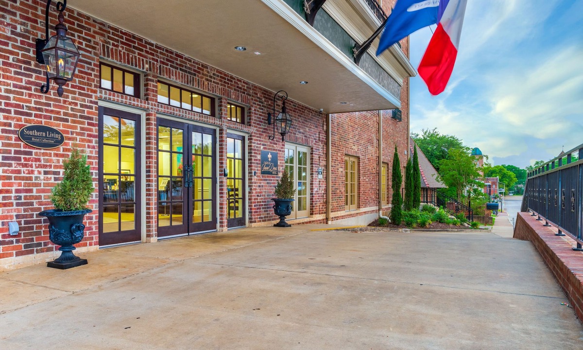 Downtown Historic Hotel | Chateau Saint Denis Hotel