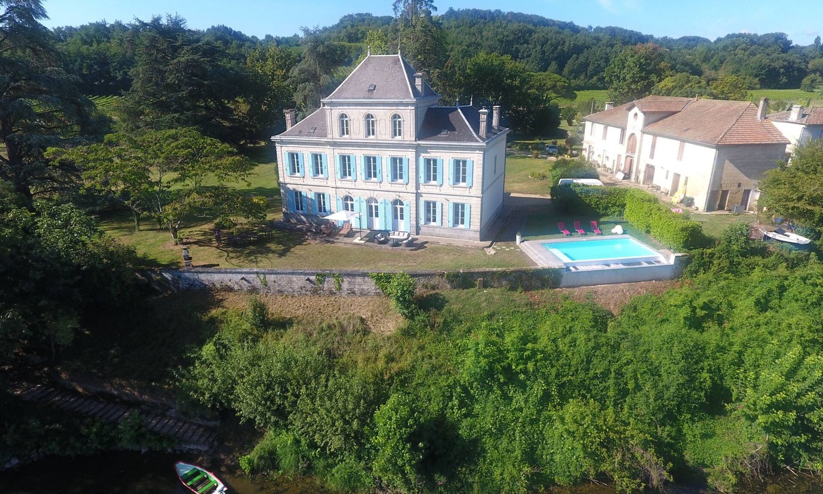 Flaujagues House | Château with infinity pool on the Dordogne river