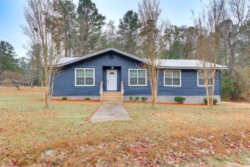 Chatom House | Chatom Retreat w/Furnished Deck & Wooded Views!