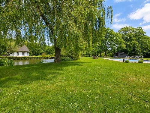 Francheville Villa | Chaumière entre rivière & champs, piscine privée