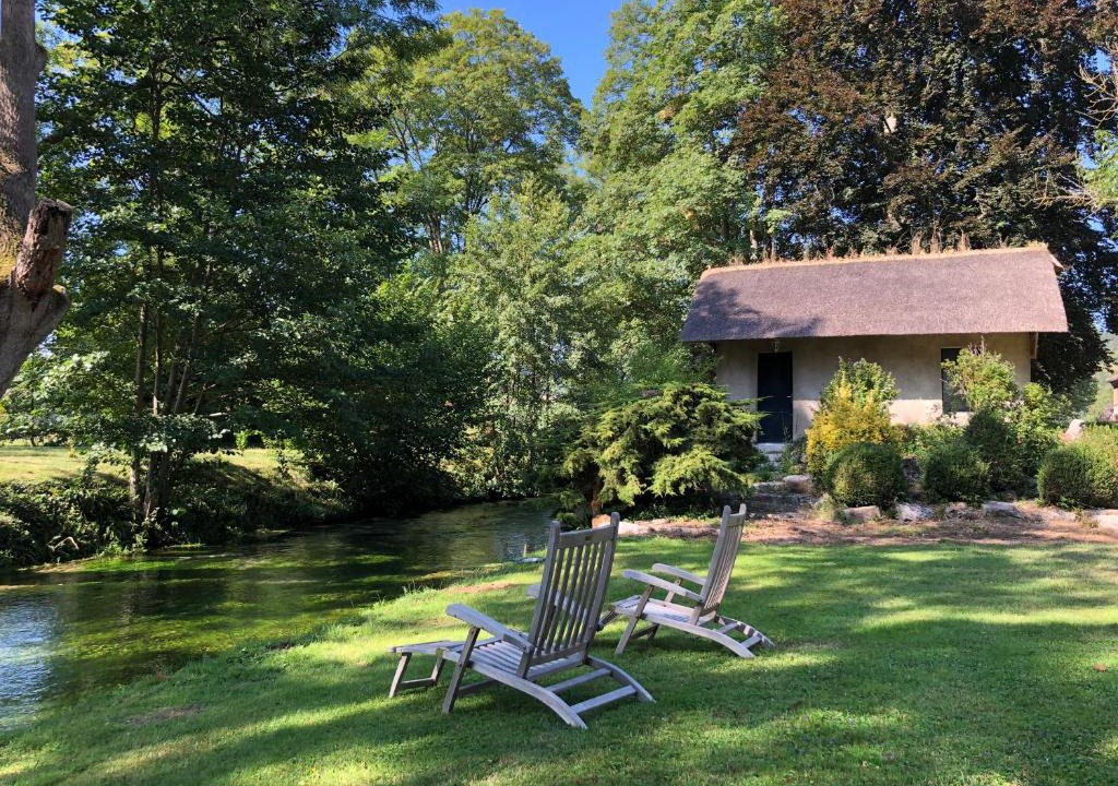 Hondouville House | Chaumière au bord de l'eau - Domaine de 3 hectares - Borne Electrique - Chiens acceptés