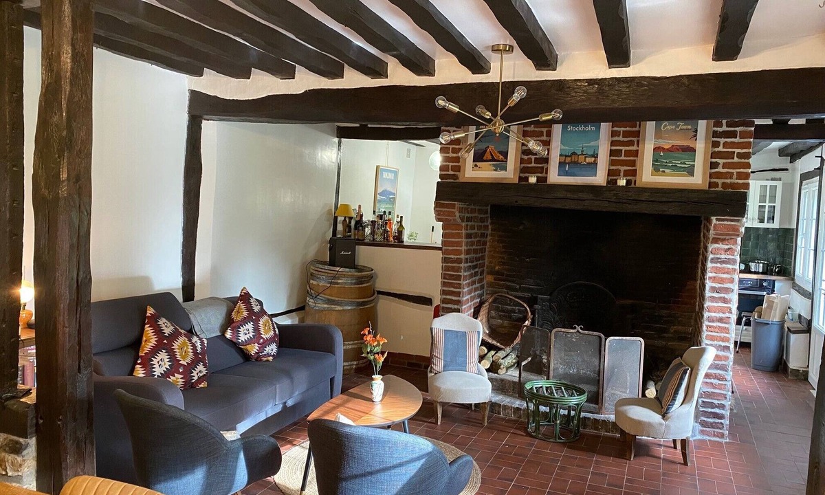 Saint-Gregoire-du-Vievre House | Chaumière Charmante Rénovée en Pleine Campagne