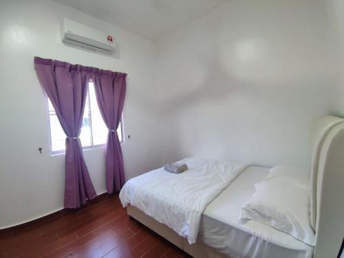 Kota Bharu Ski Chalet | Che Deris Garden Cottage with Riverview