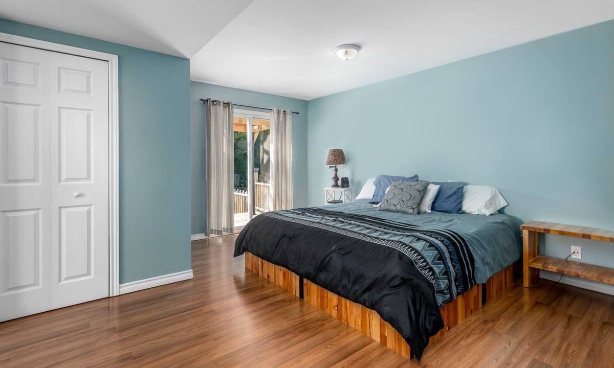 Oshawa House | Cheerful 1-Master Bedroom With Separate Entrance