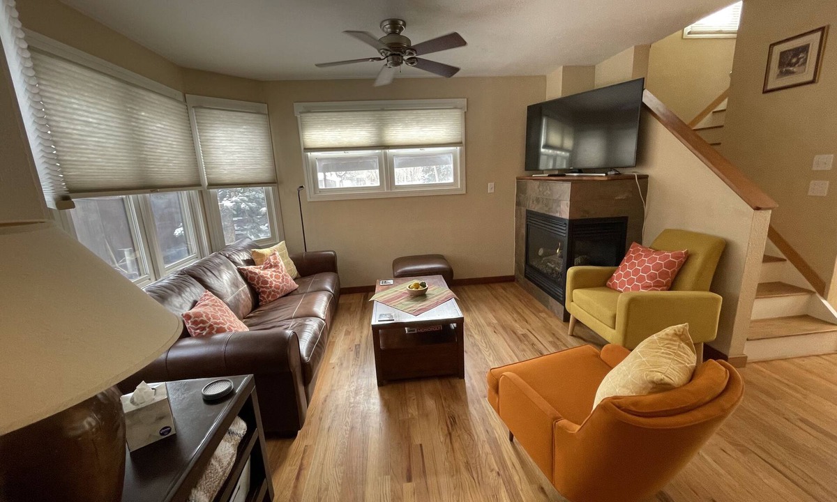 Lower Arapahoe Condo | Cheerful 2 Bdrm/1.5 Bath Pearl St. Condo