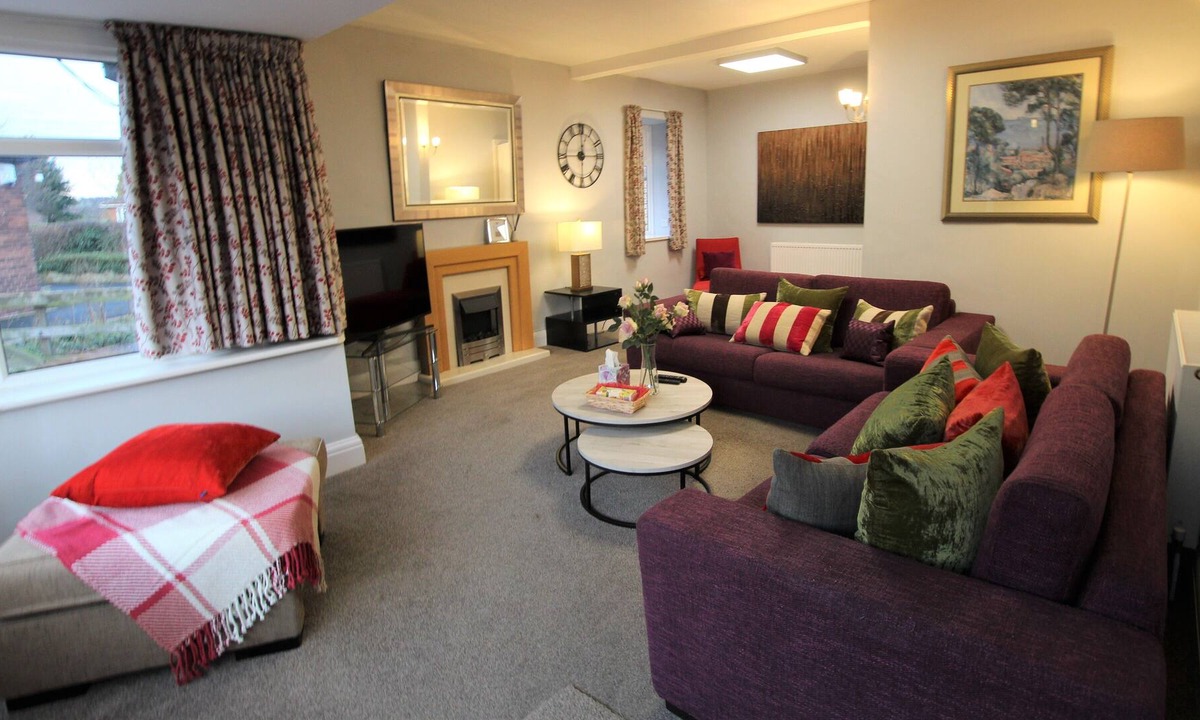 Notton House | Cheerful 2 Bedroom Bungalow with Parking