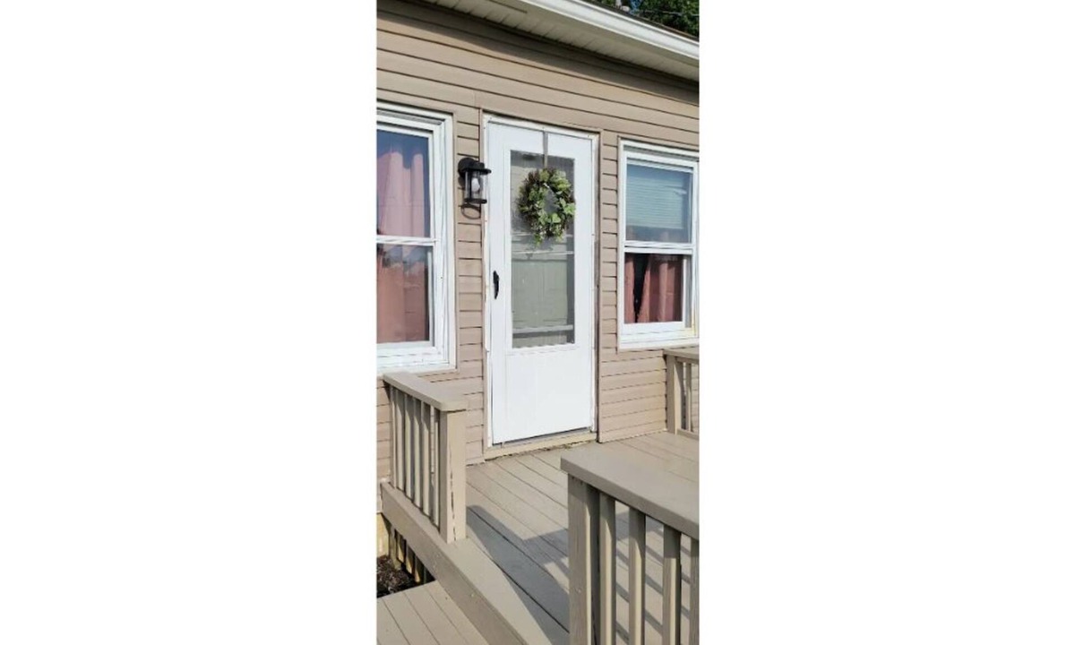 Delphos House | Cheerful 2 Bedroom Delphos Bungalow