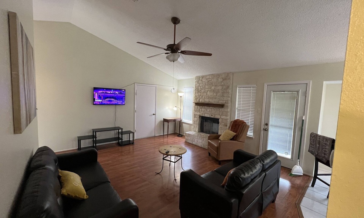 Buckingham Estates House | Cheerful 2 Bedroom Home w/Parking in Central South Austin Pet Stays for Free !