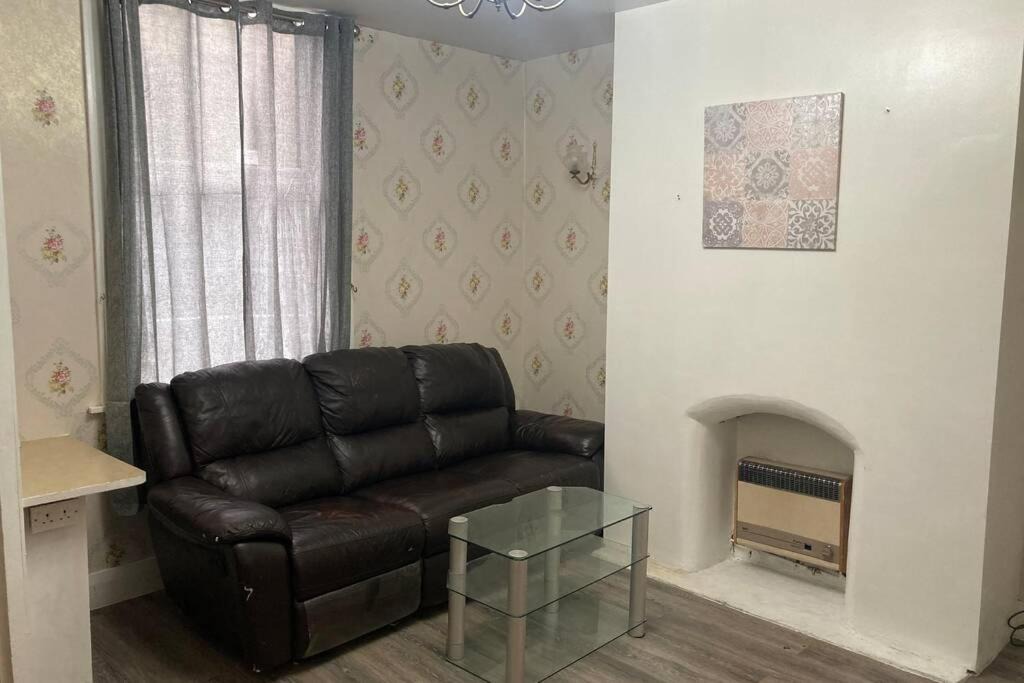 Blackburn Apartment | Cheerful 2 bedroom house with free parking