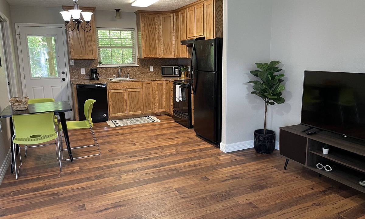 Bridge City House | Cheerful 2 bedroom with Covered Patio