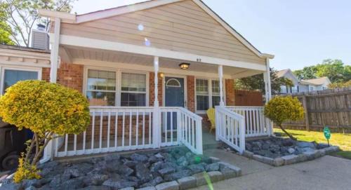 Northwest House | Cheerful 2 Bedroom Home near Virginia Wesleyan