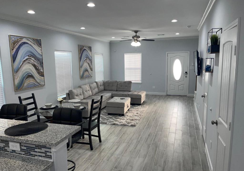 Southeast Houston House | Cheerful 2 bedroom w/ upstairs balcony & a view
