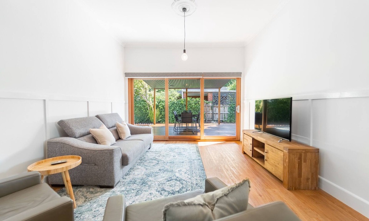 North Bendigo House | Cheerful 2 BR 2 BA home opposite friendly cafe/pub