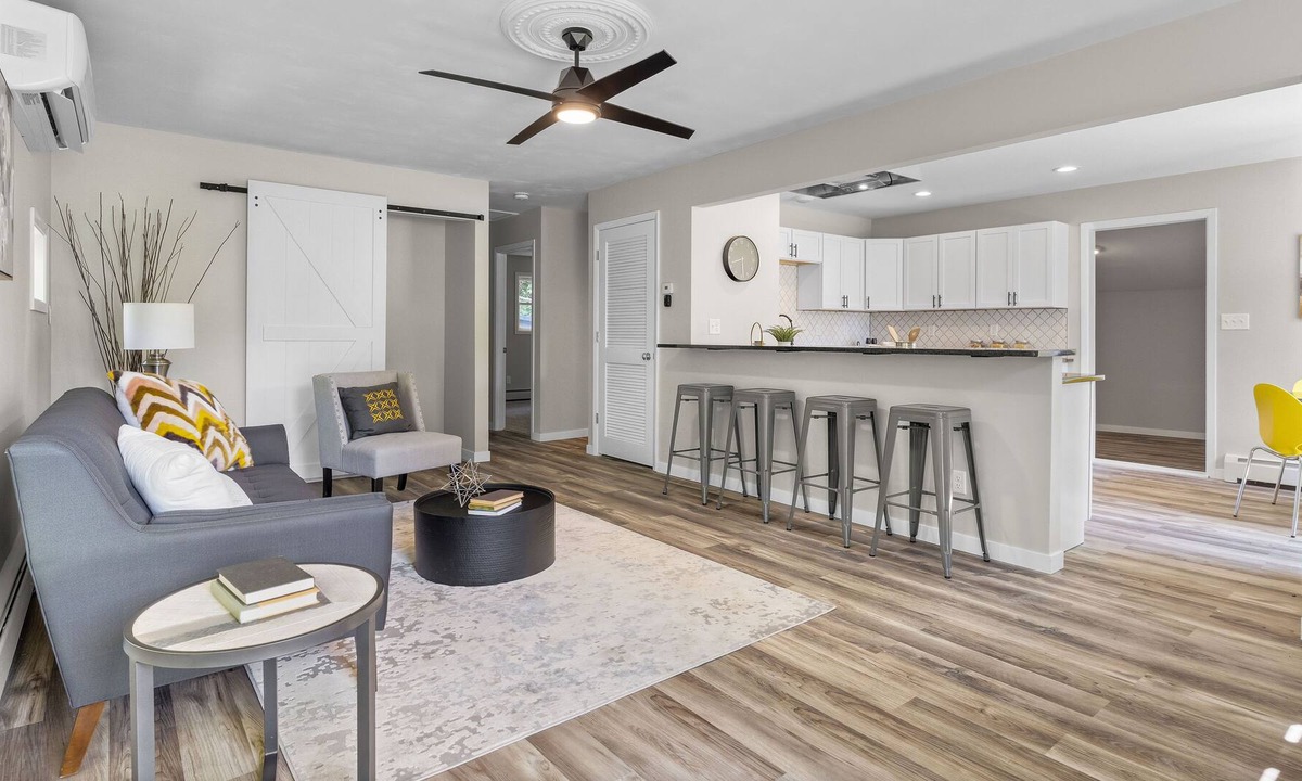 Twain House | Cheerful 2BR Home | close to UIHC, shopping & MORE