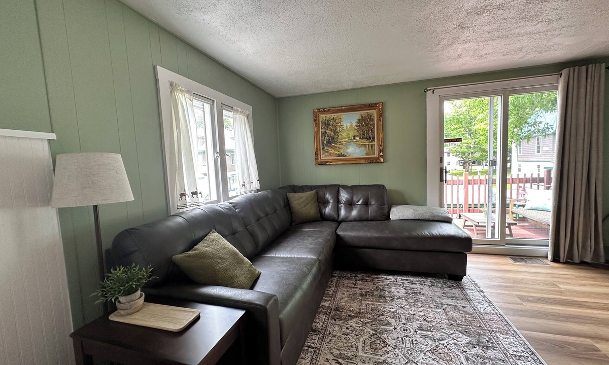 Town of Webb Apartment | Cheerful 2nd Floor Unit w/balcony
