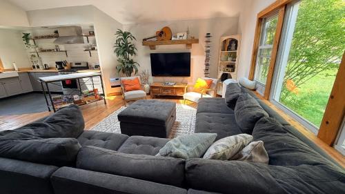 East Jewett House | Cheerful 3-bedroom cabin with mountain view