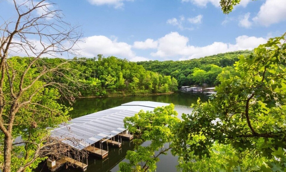 Osage Beach Villa | Cheerful 3-Bedroom Villa Sleeps 8 With Public Pool