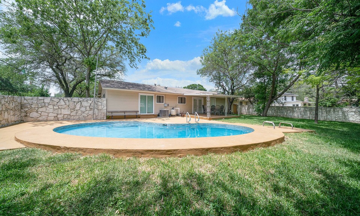 San Antonio House | Cheerful 3-bedroom Home with a Pool! And Game room. North central!